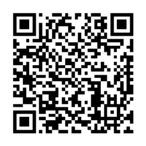 从满脸带着笑的少女手中拿回了洗刷得干干净净的靴子二维码生成