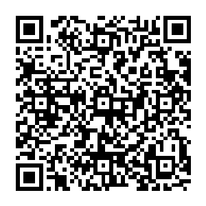 从火红的左眼中射出细细一丝火线‖接在空中拖着那个合成药液的金色圆球下面的火焰上二维码生成