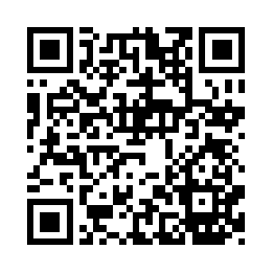 从胸前的口袋里面拿出一个小笔记本二维码生成