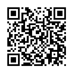 从船舱里冒出来一个五十多岁的白人男子二维码生成