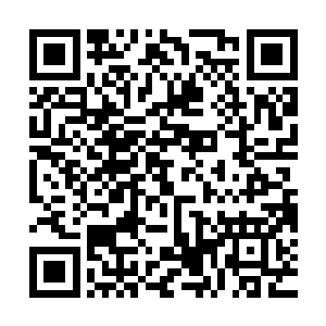 从裤子口袋里摸出那个秦洛见过好多次的老鹰烟盒轻轻地抚摸着二维码生成
