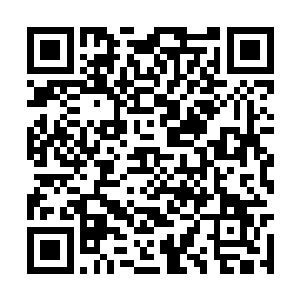 从警车里面走出了庞伟兵这么一位帅气高大的警察二维码生成