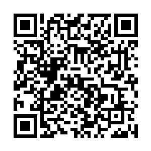 从蹲在地上的动作起身转身就离开那房间并把房门关上二维码生成