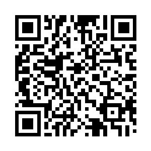 从那堵墙后面走出来一名一袭白衣的女子二维码生成