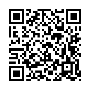 从门外缓缓的走进来一名身材高大的黑衣人二维码生成