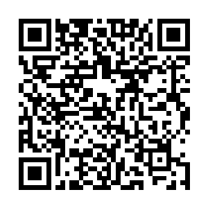 从阴影处走出来的中年男人一见李川的身体一晃就警惕起来二维码生成