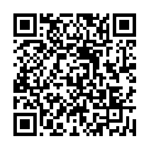 从雕刻好的印章中挑出一块颜色血红的递给御天鸣二维码生成