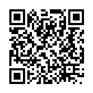 从青色大石旁捡起一块菱角分明的石块二维码生成