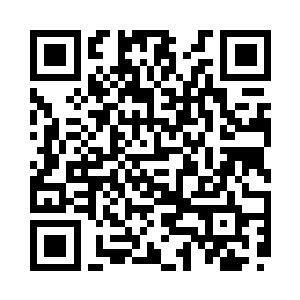 仔细的看着挂在门口小黑板上的特色菜谱二维码生成