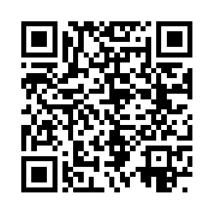 他一直坐在那里把玩着手指上的一枚宝石戒指二维码生成