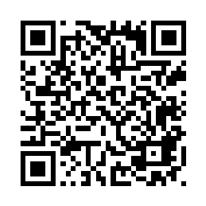 他一边将倒满了酒的酒杯递给别人二维码生成