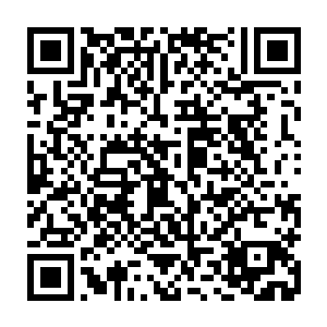 他也不认为远处那十来个人都把手放在紧裹的大衣兜里是因为这个时候寒冷二维码生成