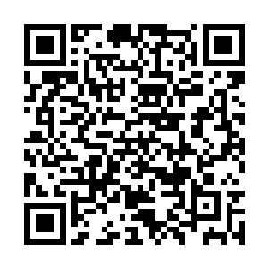 他也只能乘自己拍电影的时候给克劳迪娅谋个职位二维码生成