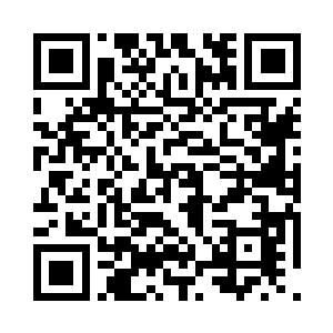 他们一边对惊吓躲到两旁的人群亮出证件二维码生成