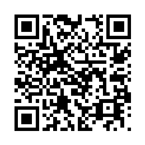 他们呼哧呼哧地抬着一个大箱子过来了二维码生成