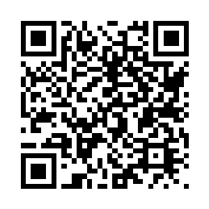 他们和余新一样穿着五彩缤纷的奇装异服二维码生成