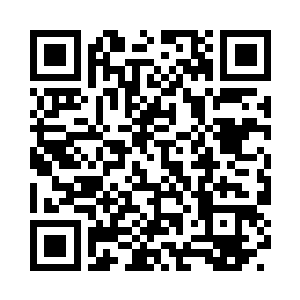 他们很是错愕的看着前面站的俊男美女二维码生成