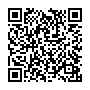 他们怀抱着希望在家徒四壁的贫民窟中耐心等待着二维码生成