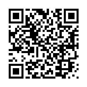 他们撅起屁股走起一扭一扭的猫步二维码生成