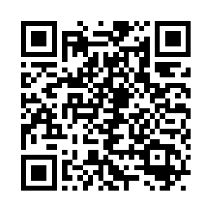 他们正蹲在地板上饶有兴致地摆动着小火车二维码生成