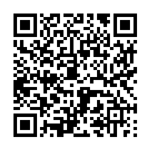 他们用粗壮有力的臂膀把伙伴的脑袋夹在胳肢窝里二维码生成