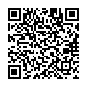 他们的目光不由自主地落在唐喜德身边的唐之泷身上二维码生成