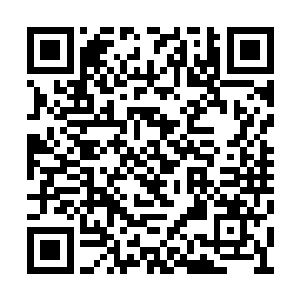 他们的目光望着矗立在死亡之河上空的冷漠少年二维码生成