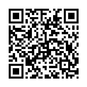 他们的身旁竟然坐着一个穿旗袍的女人二维码生成