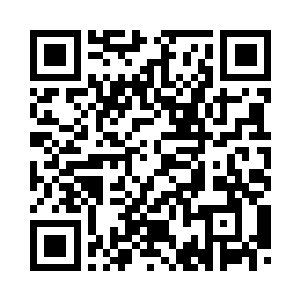 他们这才会在刻字现场直接关注着二维码生成