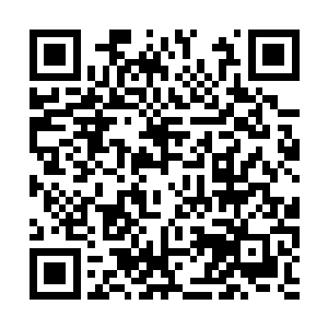 他伸出一只大手用力地揉搓着身旁一个女子的胸部二维码生成