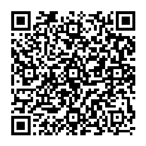 他依然加入了大量适合主流市场的元素比如带有明显煽情的家庭亲情和最后火爆的写实枪战二维码生成