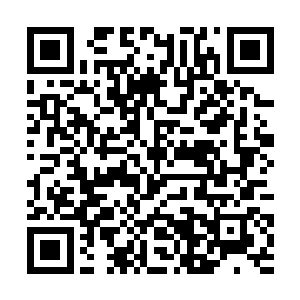 他便风驰电掣般赶到了聚香斋大酒店前面的停车场上二维码生成