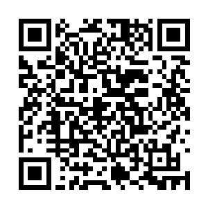 他利用对方晕头转向地躺在地上手脚乱挥的一刹那二维码生成