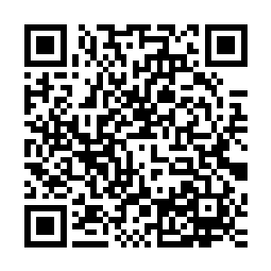 他又开始说他在大江商学院上课的这个班多么高端大气上档次二维码生成