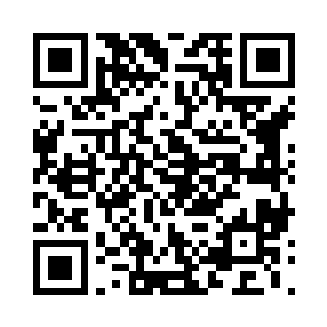 他双手微微颤抖地从怀中掏出一个水晶匣子二维码生成