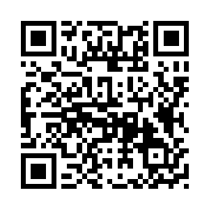 他双手轻轻触摸着海皇之冕的两端二维码生成
