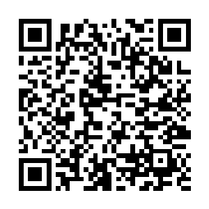 他变换着各种角度粗暴且疯狂的倾肆着她唇齿间的美好二维码生成
