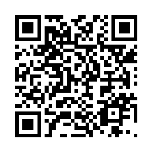 他大胆地用手指滑了滑朱莹莹的手心二维码生成