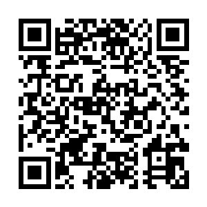 他如同神灵一般站在浩宇之中俯视着脚下浩瀚的世界二维码生成