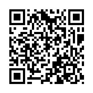 他将装置上附带的一个耳麦塞进耳朵里面二维码生成