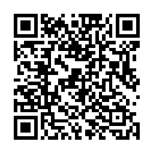 他就注意到了舞台下放有一个视线如同利箭一般朝自己刺来二维码生成