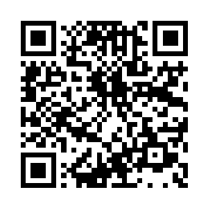他居然自己用手拉扯自己的手臂……二维码生成