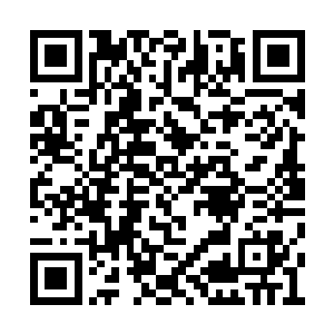 他带林铭过来后就一直还站在广场角落里等候着二维码生成