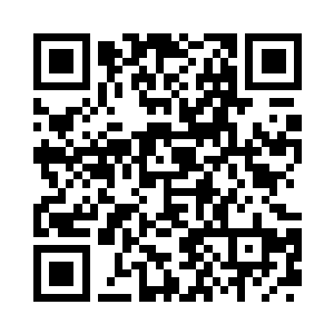 他张开手臂把方炎和李小天一起抱着二维码生成