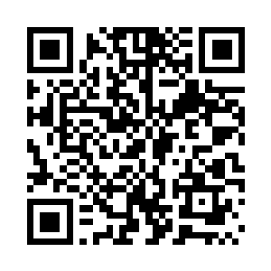 他弯腰从车里拿着一个酒瓶提在手里二维码生成