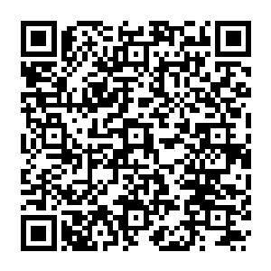 他心下一喜――之前最担心的就是荣光踢出来的足球会专门找个子矮的巴塞罗那球员二维码生成
