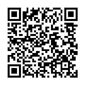 他想冲女主角微笑一下却又看上去比哭还难看的那副表情二维码生成