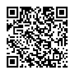 他所化的盘古巨人也是右手压在这四个女武神的身上二维码生成