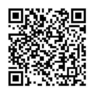 他手中半圆弯刀散发出一层层锐利无匹的红色刀气二维码生成