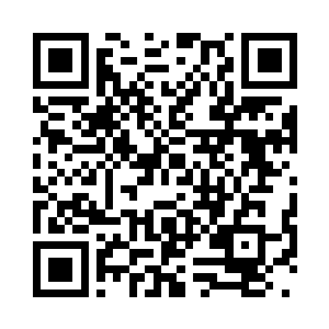 他手中还牵着一匹毛色程亮的宝马二维码生成